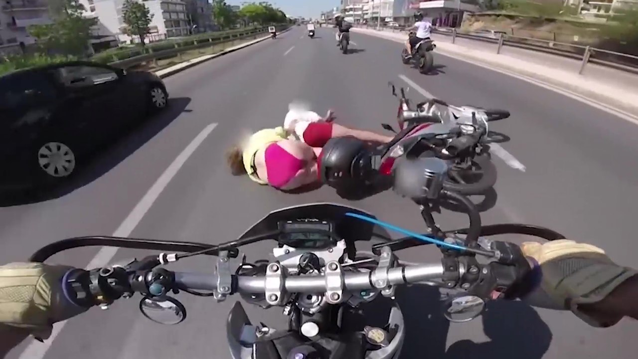 Un couple en scooter chute alors qu'ils sont en maillot de bain