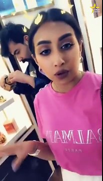 فرح الهادي تحرج عقيل الرئيسي من جديد بسبب عدم إتقانه للغة الإنجليزية