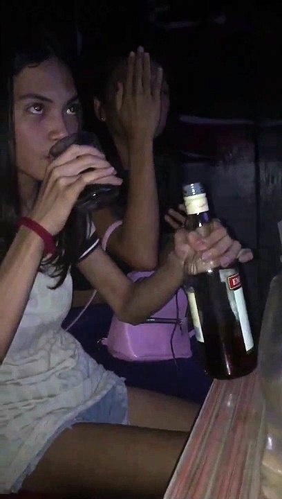 Cette jeune fille vide une bouteille d’alcool en peu de temps !