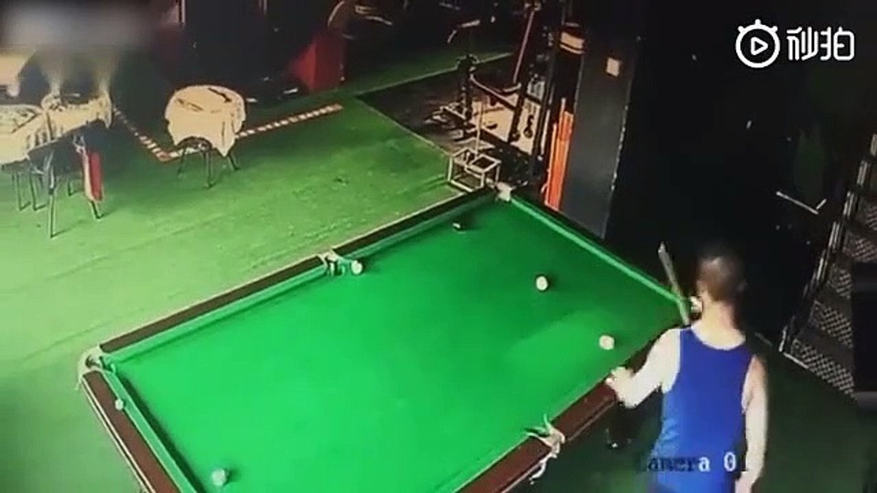 Cet homme et le plus nul au monde au billard !