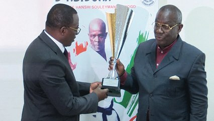 Karaté présentation trophée du grand maître sanogo au ministre