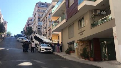 Direğe Çarpan Minibüs Elektrik Kesintisine Neden Oldu