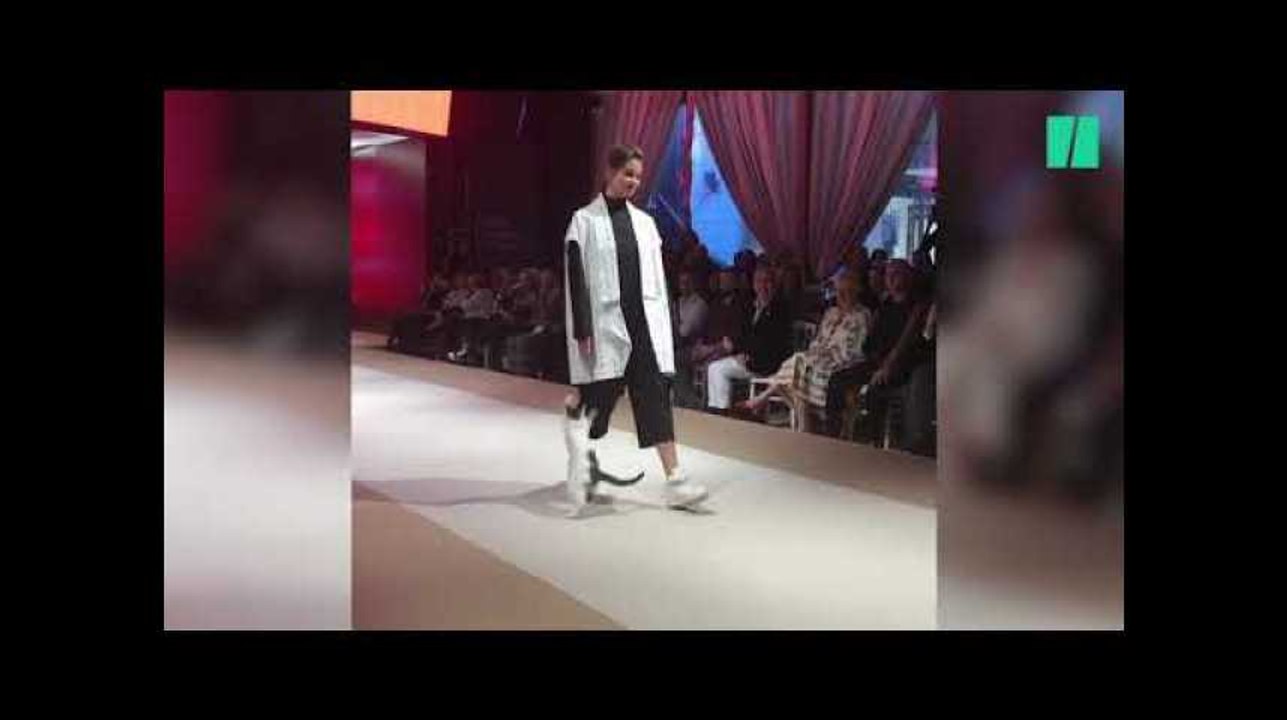Un chat joue les mannequins sur le podium d'un défilé de mode en Turquie