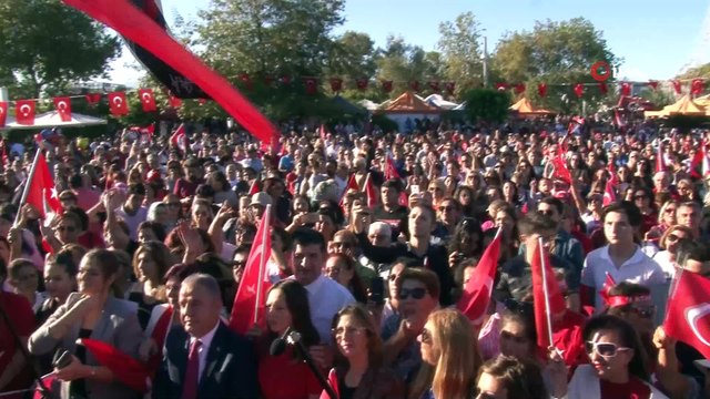 Binlerce kadın aynı anda İstiklal Marşı ve Andımız'ı okudu