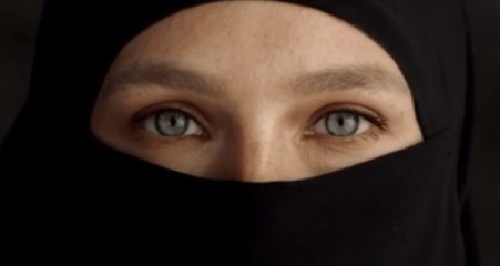 Victoria's Secret Modeli Bar Refaeli, Kara Çarşaf Giydi!