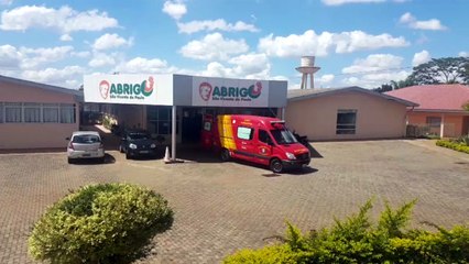 Idoso fica ferido em abrigo após sofrer queda