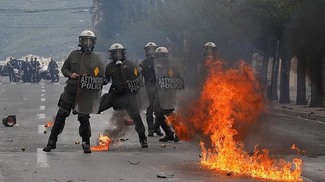 Разгон демонстрации студентов в Афинах