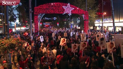 下载视频: İstanbul Kadıköy’de coşkulu 29 Ekim kutlaması