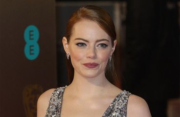 Emma Stone lamenta uso de espartilho em filme: 'Meus órgãos mudaram de lugar'