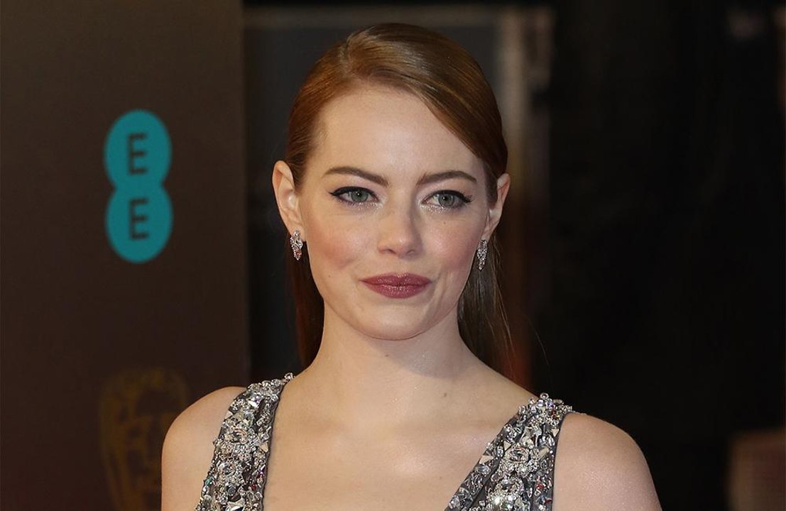 Emma Stone lamenta uso de espartilho em filme:...