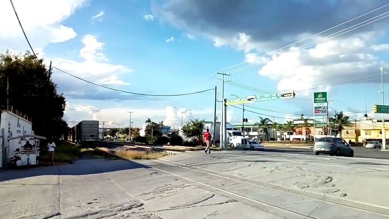 Paso a nivel : espeluznante choque de un tren con un camión