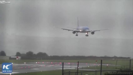 Tải video: Tempête : cet avion atterrit de travers sous le vent à l'aéroport !