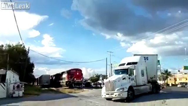 Ce camion ignore les klaxons d'un train... et se fait enfoncer au passage à niveau !
