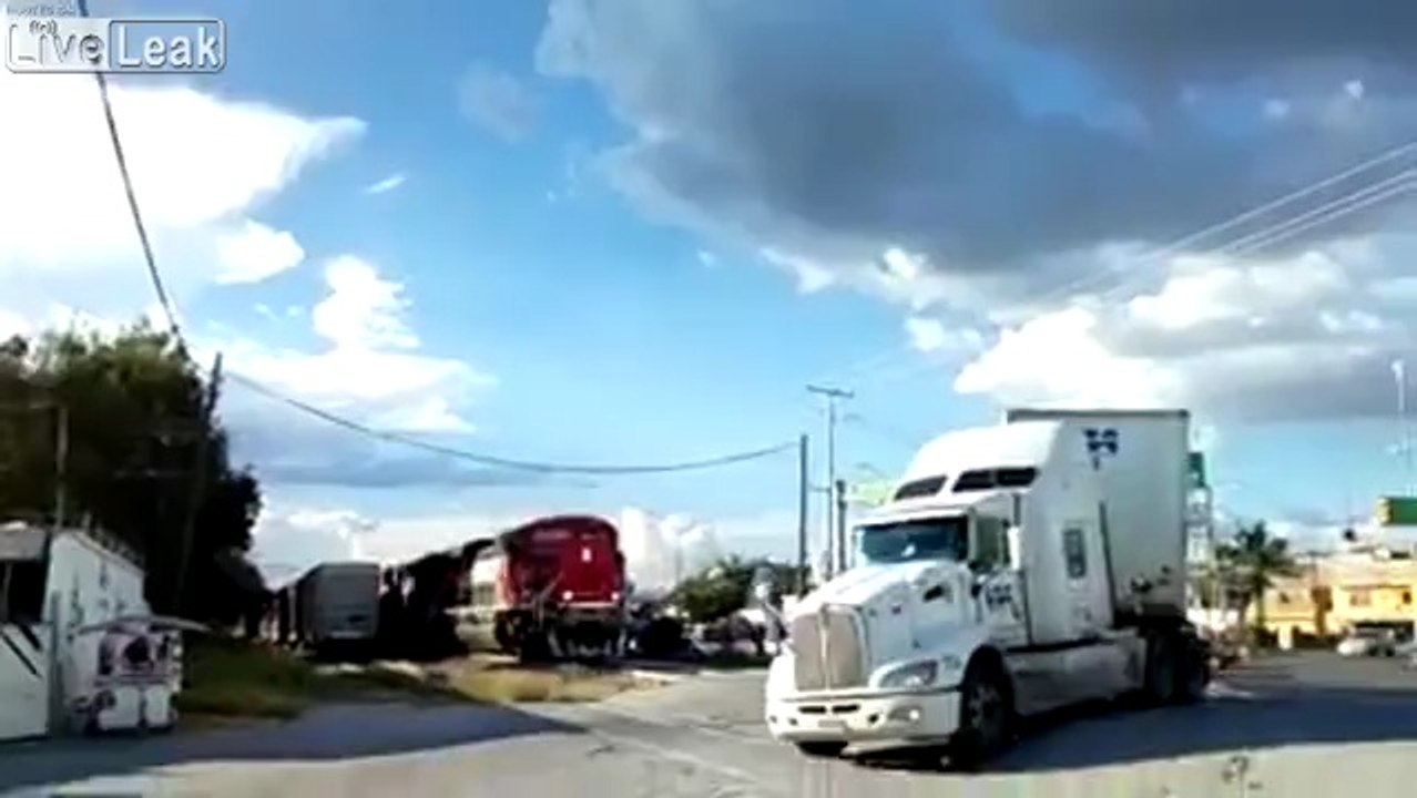 Ce camion ignore les klaxons d'un train... et se fait enfoncer au passage à niveau !