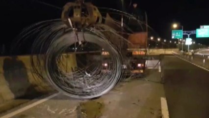 고속도로에 철재 와이어 떨어져...차량 12대 손상 / YTN