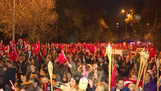 Anıtkabir'e Meşaleli Yürüyüş ve Nilüfer Konseri
