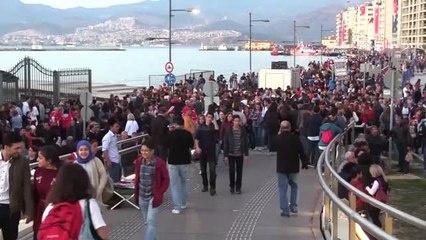 İzmir'de 350 Metre Uzunluğunda Türk Bayrağı Açıldı