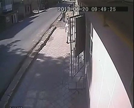 Des piétons très chanceux qui échappent au pire