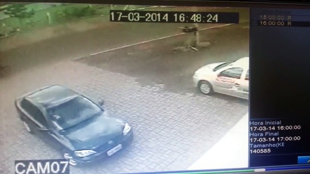 Voici le motard le plus chanceux du monde... sauvé par un matelas