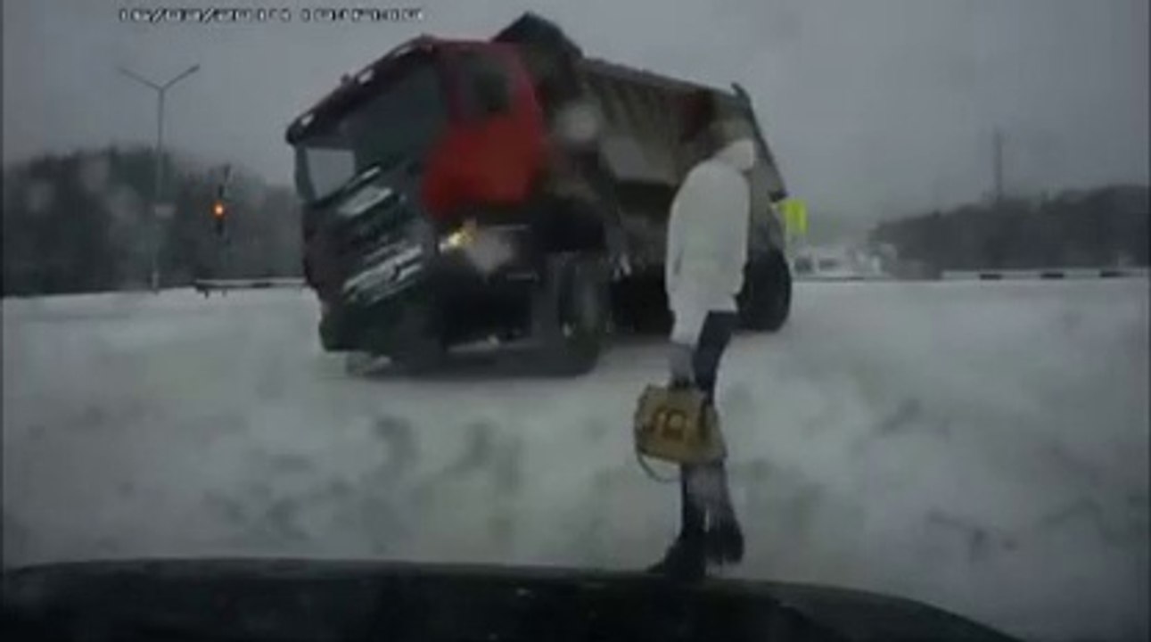 Cette piétonne et ce conducteur vont avoir beaucoup de chance