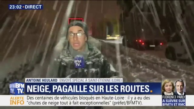 Un épais manteau neigeux recouvre la route entre Saint-Étienne et Le Puy-en-Velay