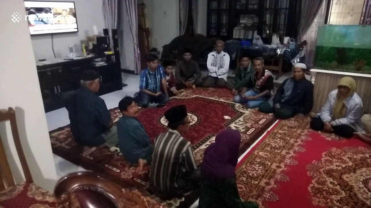 Indonesians mourn victim at home funeral after Lion Air crash