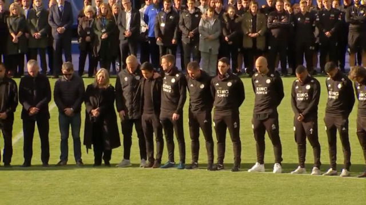 VIRAL: Premier League: La famille du président et les joueurs de Leicester déposent une couronne.