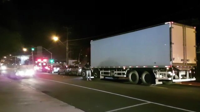 Engavetamento envolve caminhão e três carros