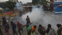 Migrantes rompen valla entre Guatemala y México y se enfrentan con la policía