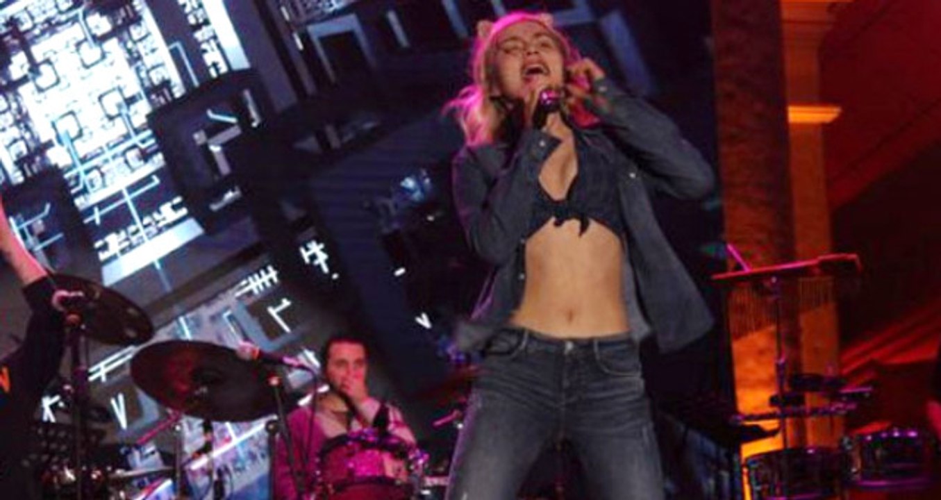 29 Ekim'de Konser Veren Aleyna Tilki, Sahnede Ülkesine Olan Hayranlığını Haykırdı