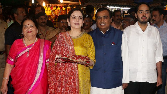 Mukesh Ambani, family offer prayers at Siddhivinayak Temple | OneIndia News
