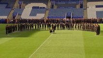 Para Pemain, Keluarga, Dan Staff Leicester City Menaruh Karangan Bunga Di Tengah Lapangan