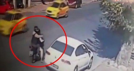 Video herunterladen: İstanbul'da Motosikletli Saldırgan, Oto Galeriye Kurşun Yağdırdı