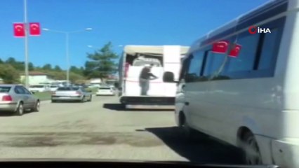 Eşyalar düşmesin diye kendi canını hiçe saydı... O anlar kamerada