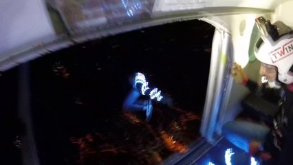 La ballon arrive en parachute pour Provence Rugby/Mont-de-MarsanParachute guinde