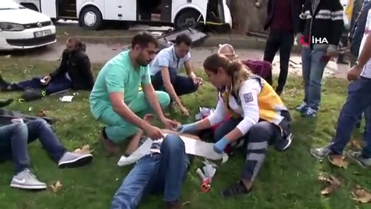 Bakırköy'de Trafik Kazası! Personel Taşıyan Servis Aracı Ağaca Çarptı