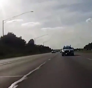 Un motard met les gaz pour échapper à une voiture de police... Dingue