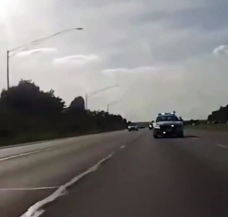 Un motard met les gaz pour échapper à une voiture de police... Dingue