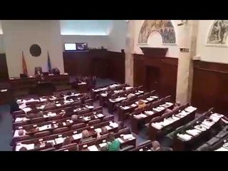 Filloi seanca për pyetje deputetësh, pak deputet opozitar në sallë