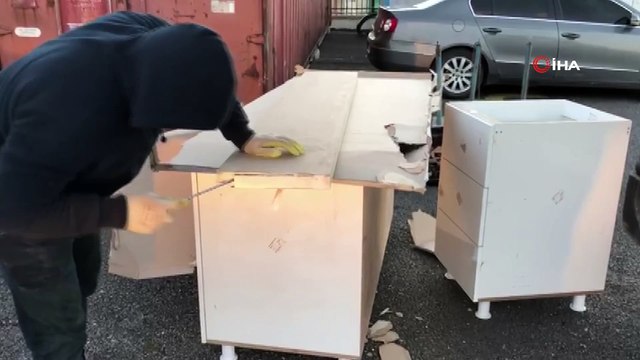 Mobilya parçalarının içerisinde 3 bin paket kaçak sigara çıktı