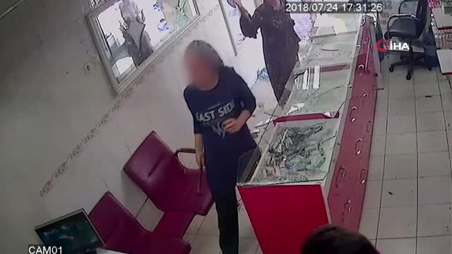 Cep Telefonu Bayisini Çekiçle Basan 2 Kız Kardeşin, Dükkanı Talan Etme Anları Kameraya Yansıdı