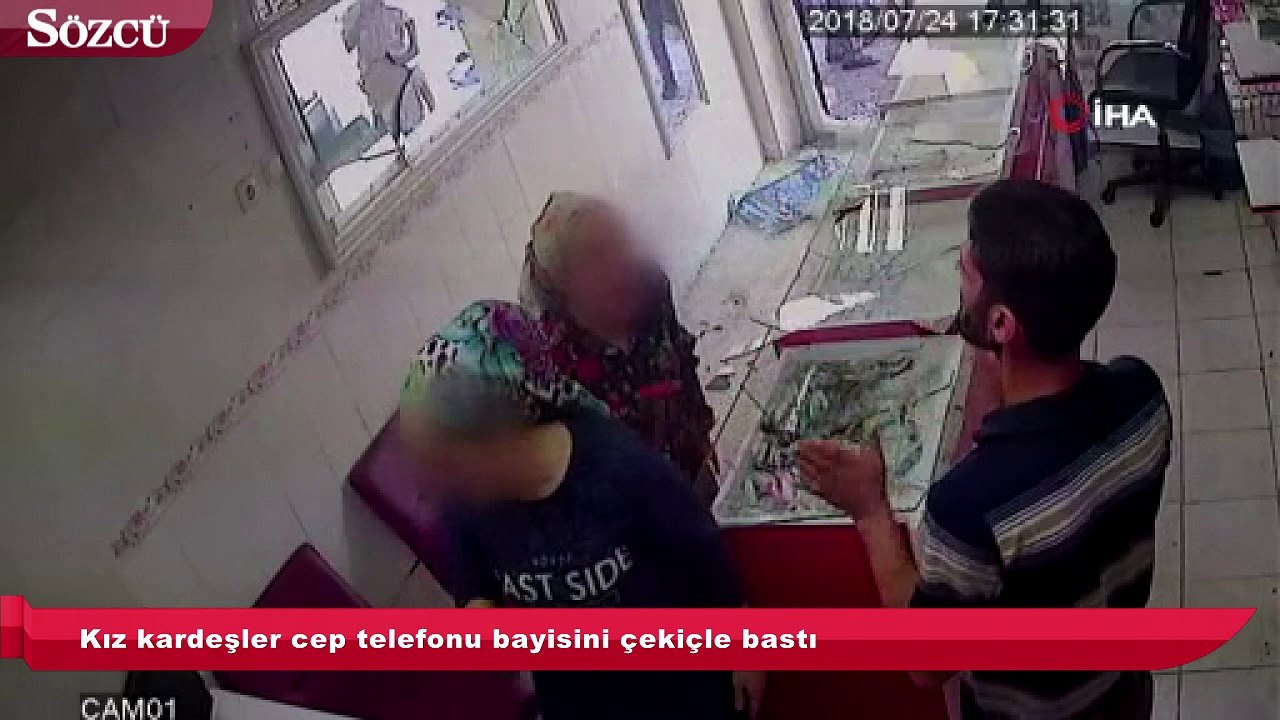 Kız kardeşler cep telefonu bayisini çekiçle bastı