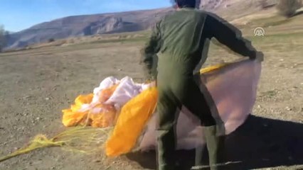 Vali Arslantaş Cumhuriyet'in İlanını 95. Yılını Paraşütle Atlayarak Kutladı