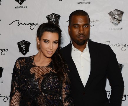 Kim Kardashian prend la pose topless, avec sa fille Chicago dans les bras