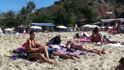 Alanya’ya kış gelmedi... 27 derece havada deniz keyfi