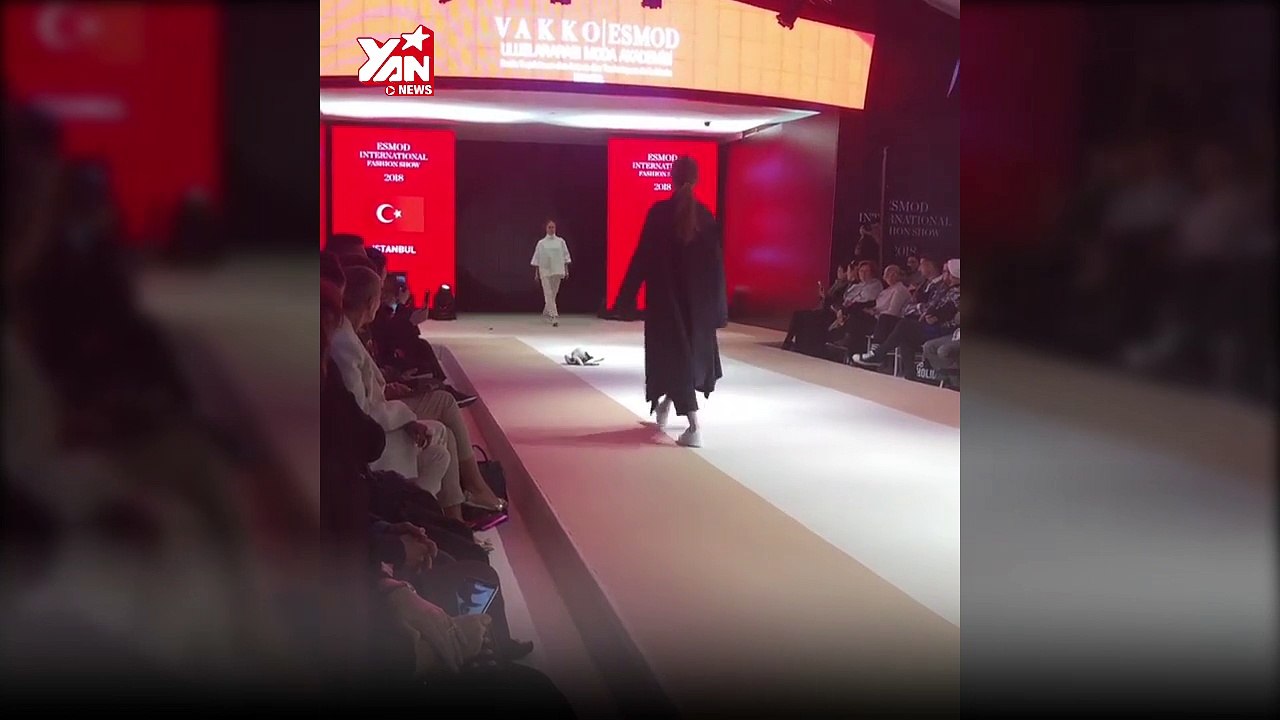 Chán nản với màn catwalk của sen, Hoàng thượng tận tình chỉ dạy và thị phạm vô cùng sang chảnh