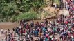 Ils ont échoué par les terres… Alors ces centaines de Honduriens se jettent dans un fleuve pour entrer au Mexique
