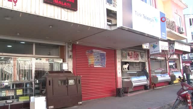 Cep Telefonu Bayisini Çekiçle Basan Kız Kardeşlerin Dükkanı Talan Etme Anları Kamerada