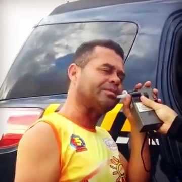 Quand des policiers tentent de faire souffler un homme ivre... Grosse galère