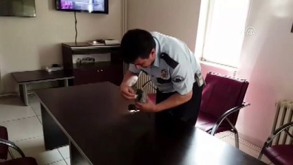 Dikenli tele takılan güvercini polisler kurtardı - ADIYAMAN